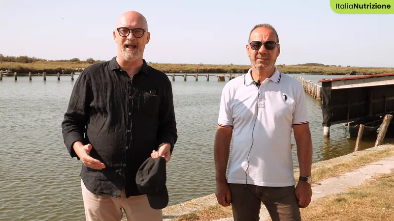 Ubaldo Gallo con la guida Carlo Farinelli nelle valli di Comacchio