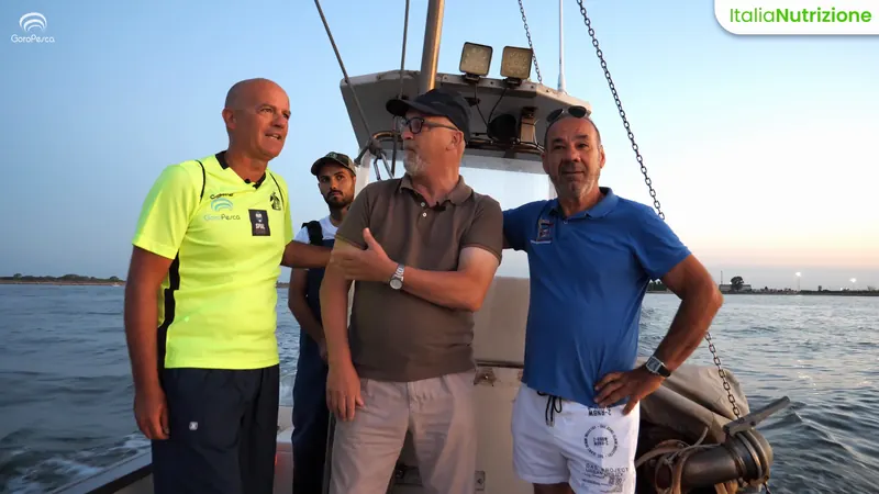 Ubaldo Gallo in barca con i pescatori di Goro durante le riprese di Dal seme al piatto