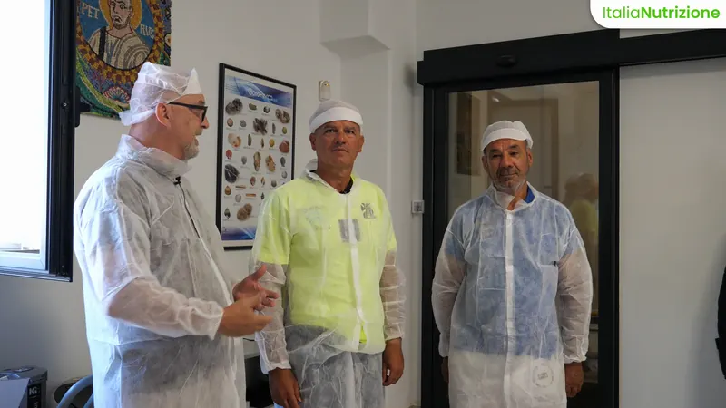 Il team di Italia Nutrizione nello stabilimento di lavorazione delle vongole